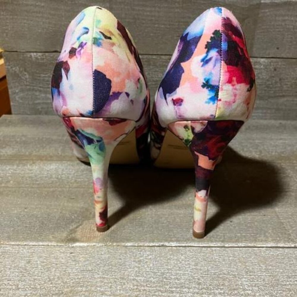 Dream Pairs pumps, size 9 Floral design - Picture 3 of 5